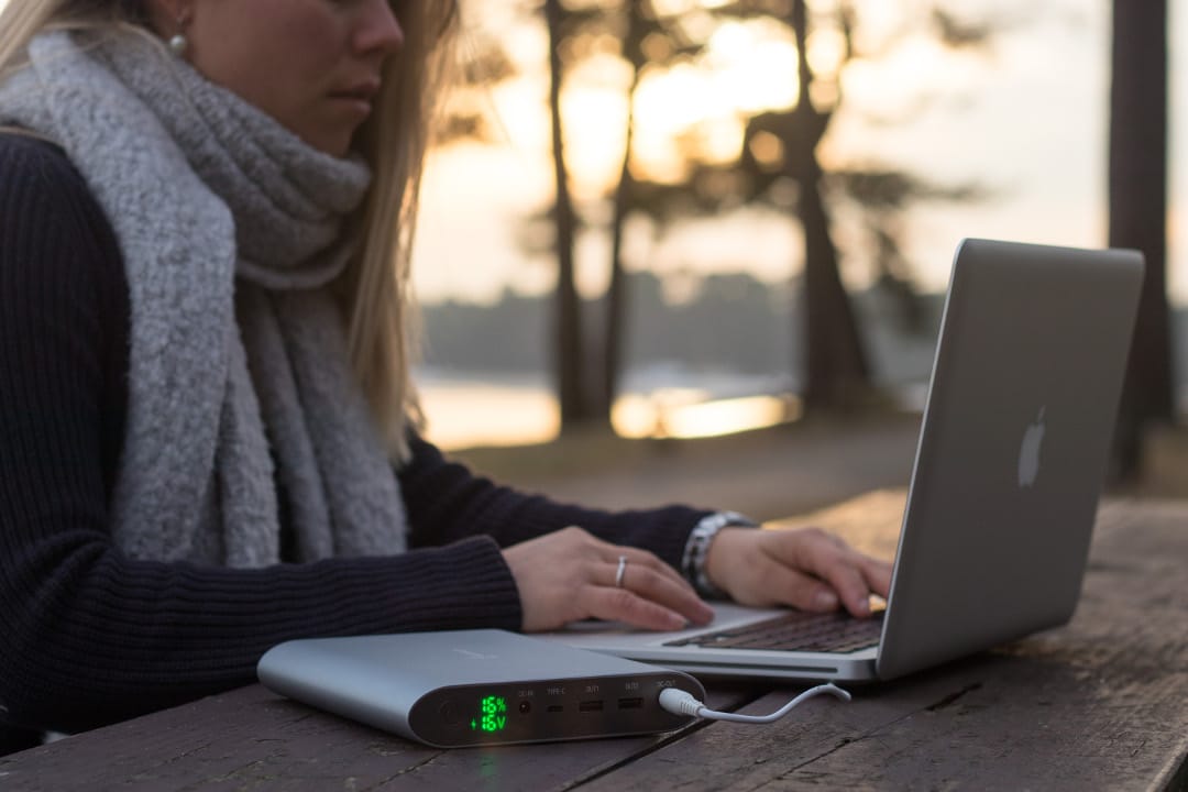 universele laptop powerbank universal laptop powerbank 40.000 mAh Mobisun outside parc power everywhere