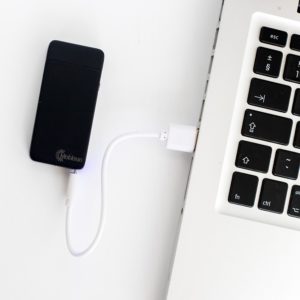 Accendino ad arco solare per la ricarica del MacBook via USB